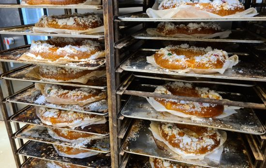 Bandejas llenas de roscones listos para su empaquetado y venta / MARTA PEIRO