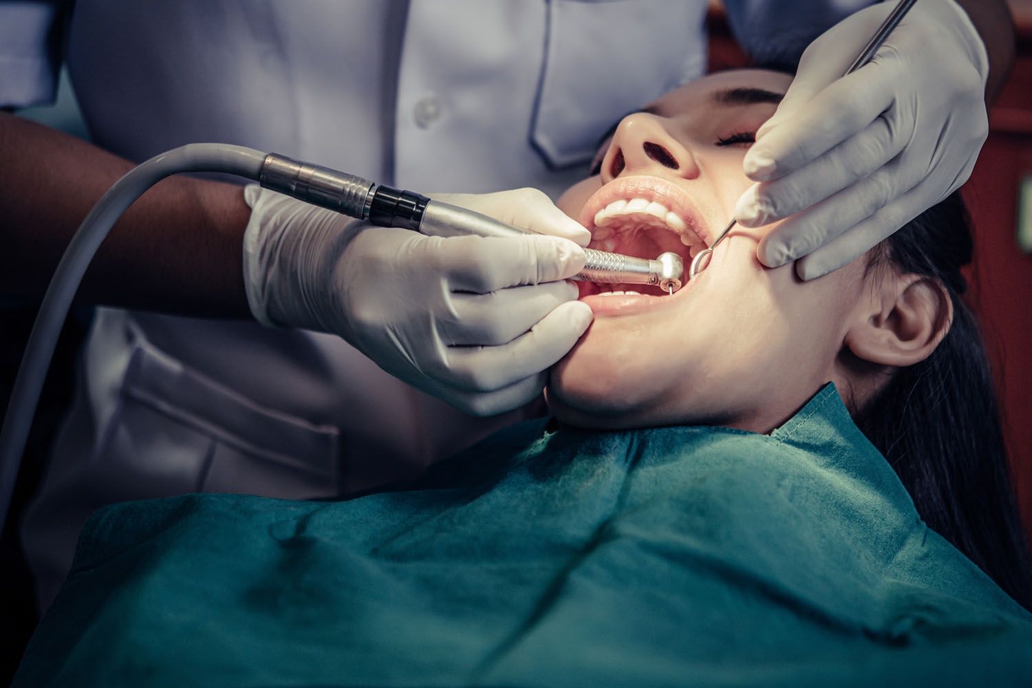 Una paciente recibe un tratamiento dental en el dentista / EP