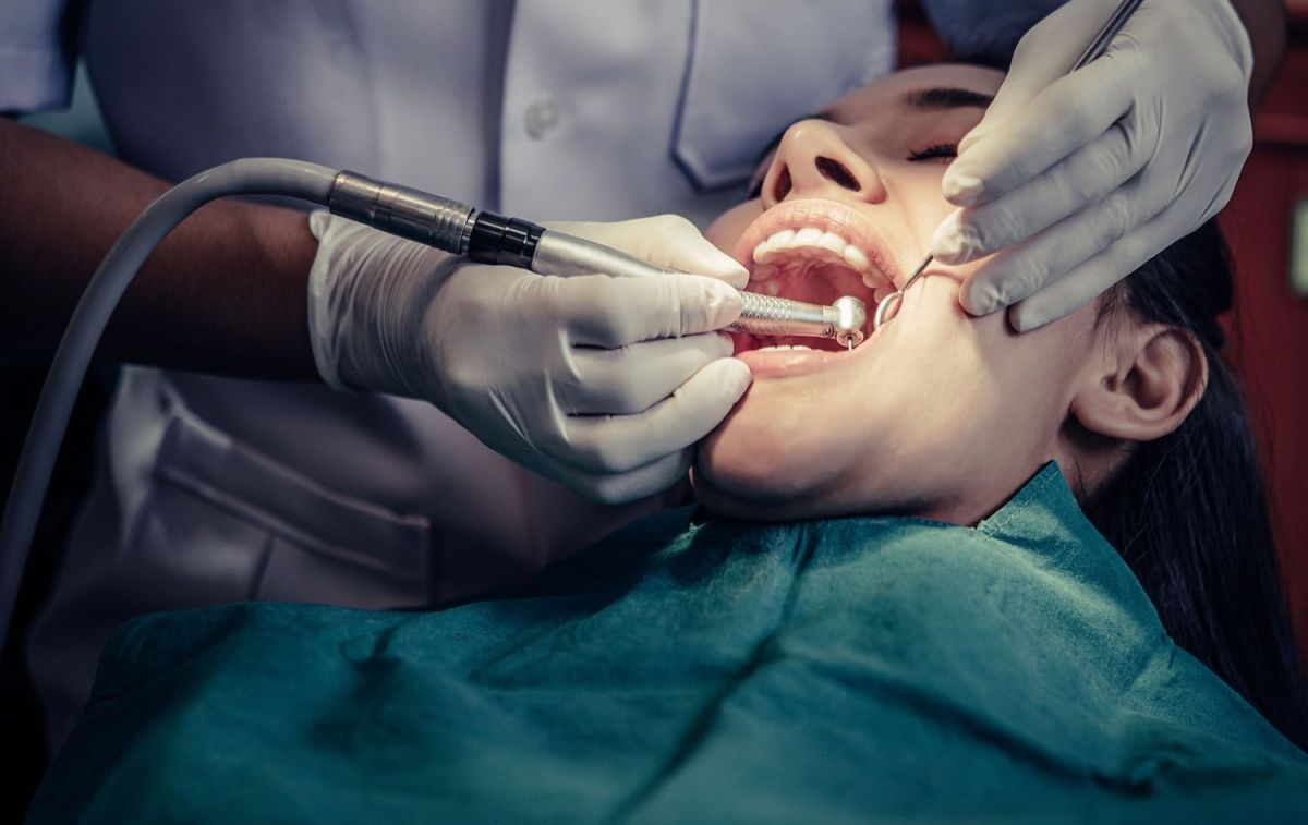 Una paciente recibe un tratamiento dental en el dentista / EP