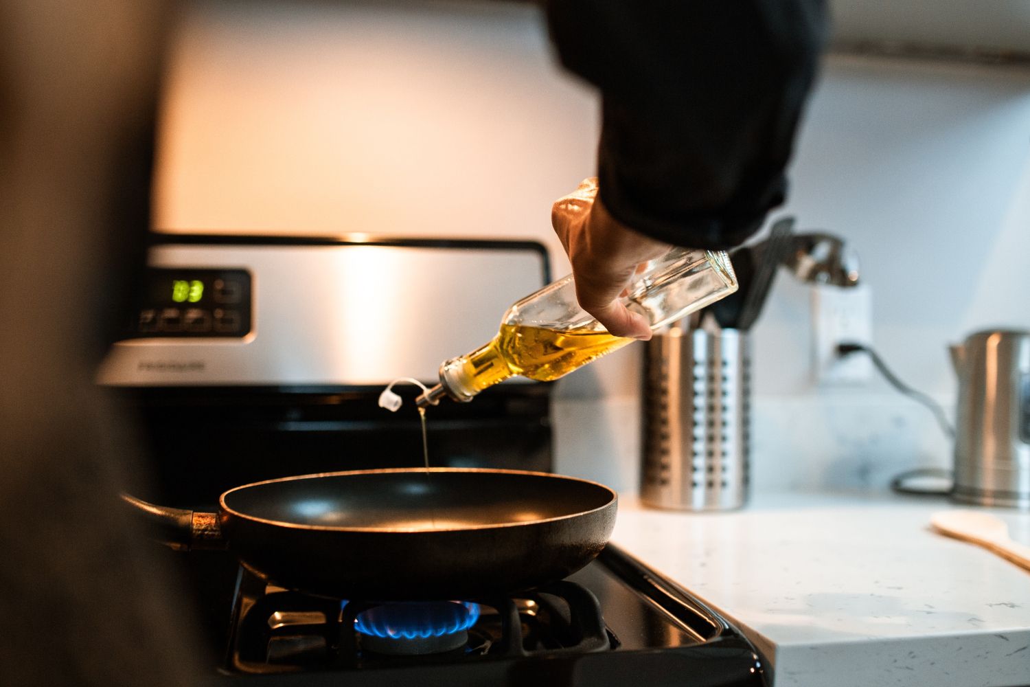 Una persona pone aceite en una sartén / PEXELS Una persona pone aceite en una sartén / PEXELS