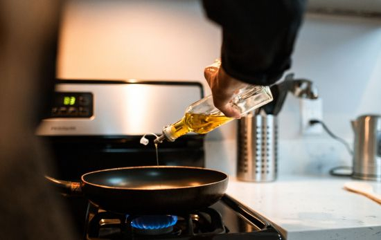 Una persona pone aceite en una sartén / PEXELS Una persona pone aceite en una sartén / PEXELS