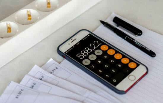 Un móvil con la calculadora abierta/ EP Un móvil con la calculadora abierta/ EP
