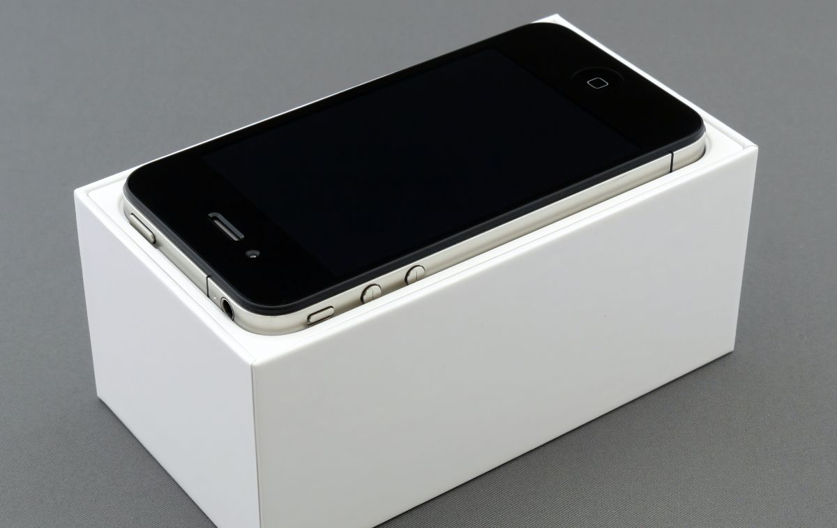 Caja con un iPhone reacondicionado / PEXELS