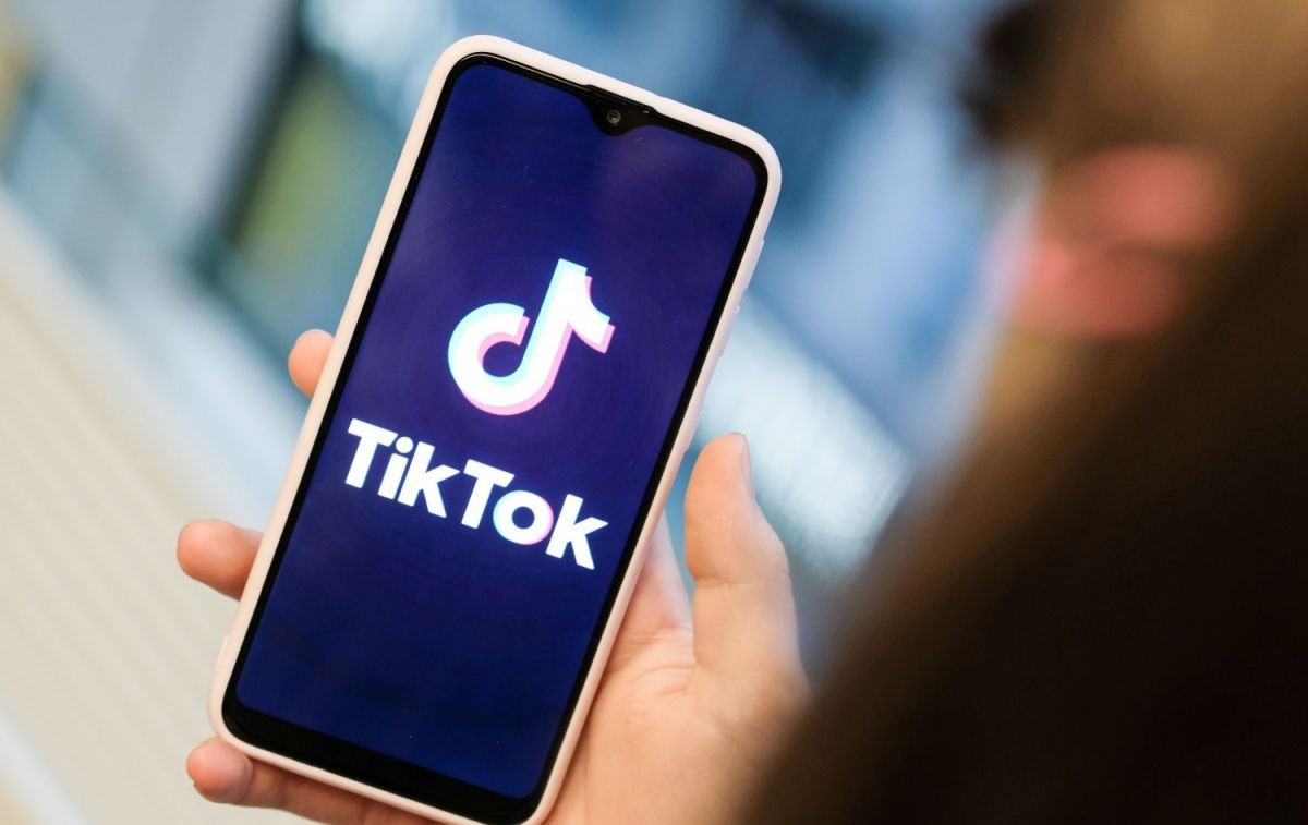 La app TikTok abierta en el teléfono de un usuario / EP