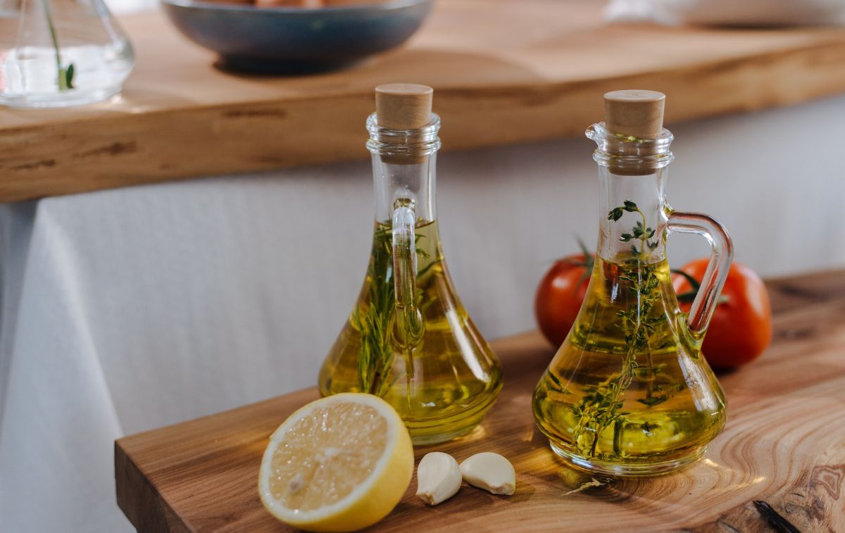 Dos garrafas pequeñas de aceite de oliva encima de una mesa / PEXELS