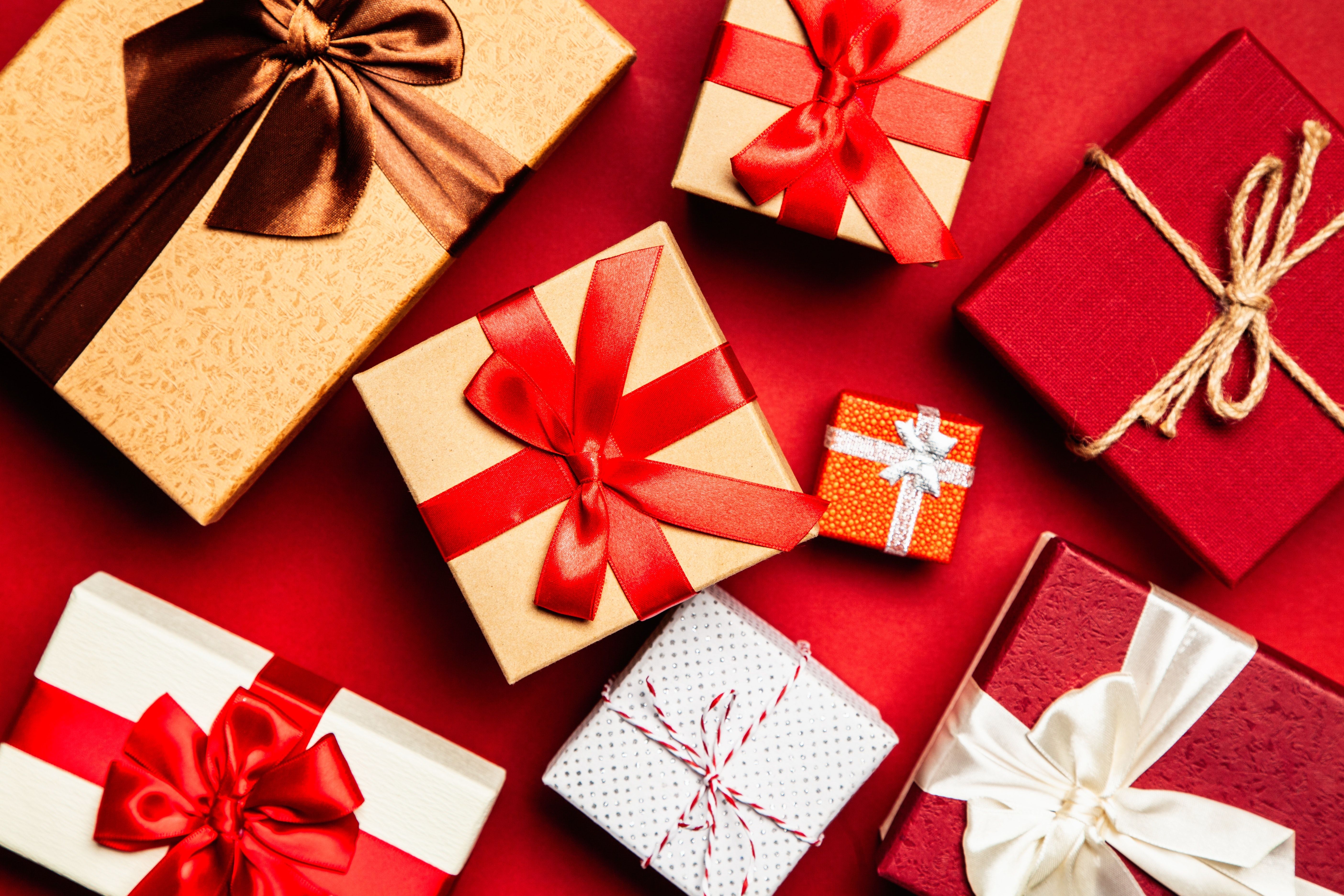 Cajas de regalos de diferentes tamaños / PEXELS