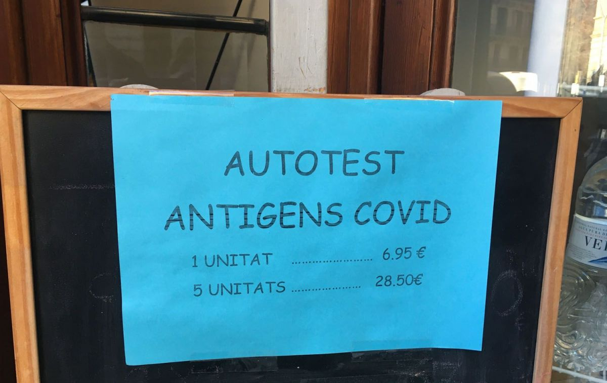 Un cartel con el precio de los test de antígenos en la puerta de una farmacia / CG