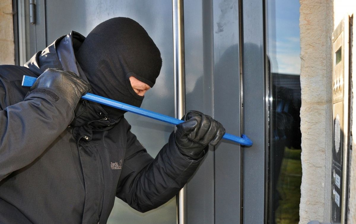 Un ladrón intenta perpetrar un robo en una casa / PIXABAY