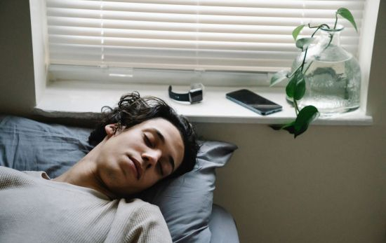 No es aconsejable dormir en penumbra y con el móvil al lado / PEXELS No es aconsejable dormir en penumbra y con el móvil al lado / PEXELS