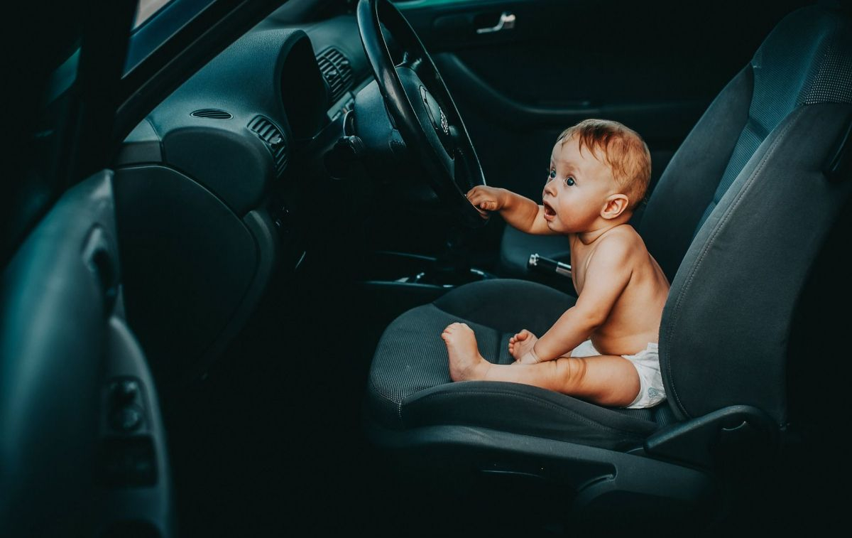 Un bebé en el asiento delantero de un coche / PIXABAY