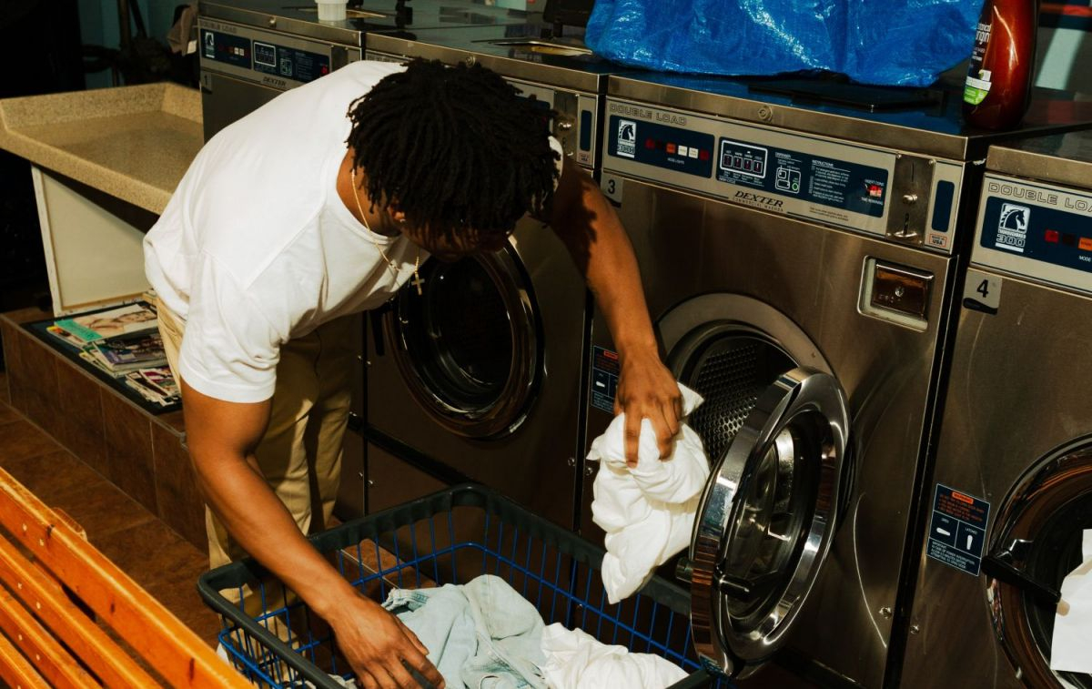 Una persona lava su ropa en una lavandería ante la subida de la factura de la luz / UNSPLASH