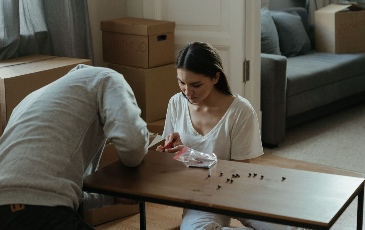 Una pareja monta un mueble de Ikea en su casa / PEXELS