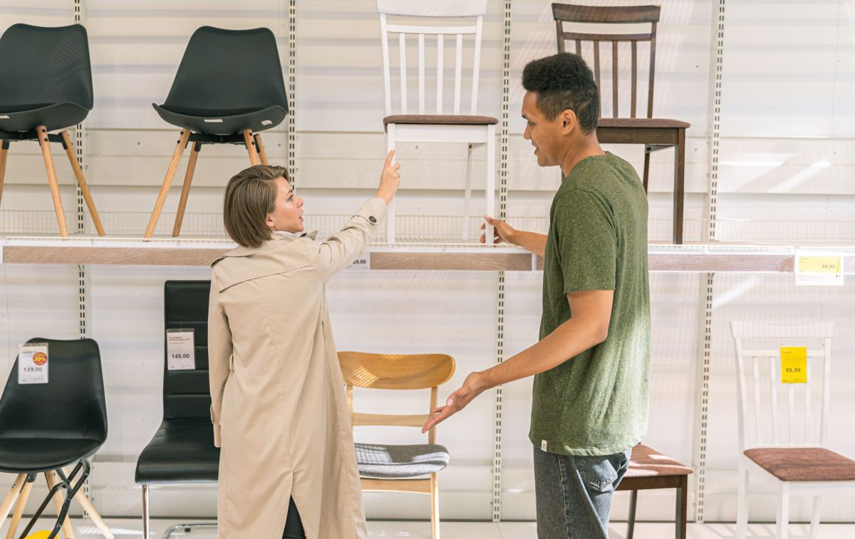 Una pareja busca muebles para su casa en Ikea / PEXELS