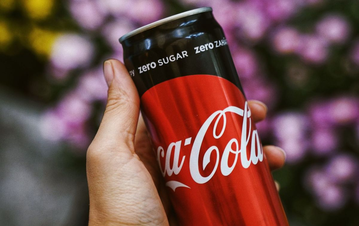 La Coca-Cola Zero, con la franja negra que identifica la ausencia de azúcar / PEXELS