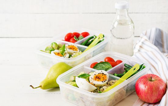 Táper de plástico con comida para llevar al trabajo / FREEPIK Táper de plástico con comida para llevar al trabajo / FREEPIK