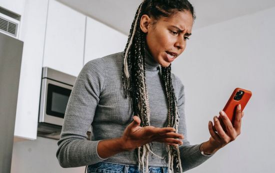 Una mujer habla con atención al cliente / PEXELS Una mujer habla con atención al cliente / PEXELS