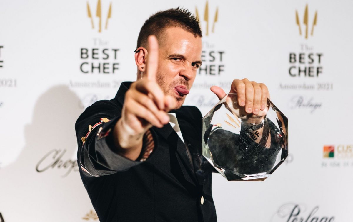 David Muñoz con su trofeo a mejor chef / Twitter