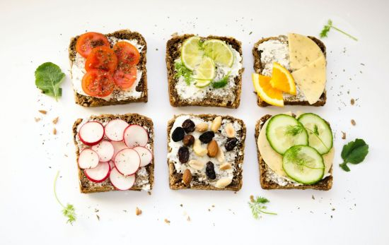 Tostadas con pan integral y fruta / UNSPLASH