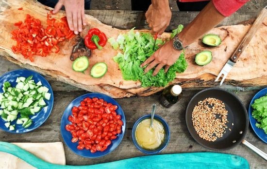 Dos personas preparan una comida saludable con ingredientes de la dieta mediterránea / PEXELS Dos personas preparan una comida saludable con ingredientes de la dieta mediterránea / PEXELS