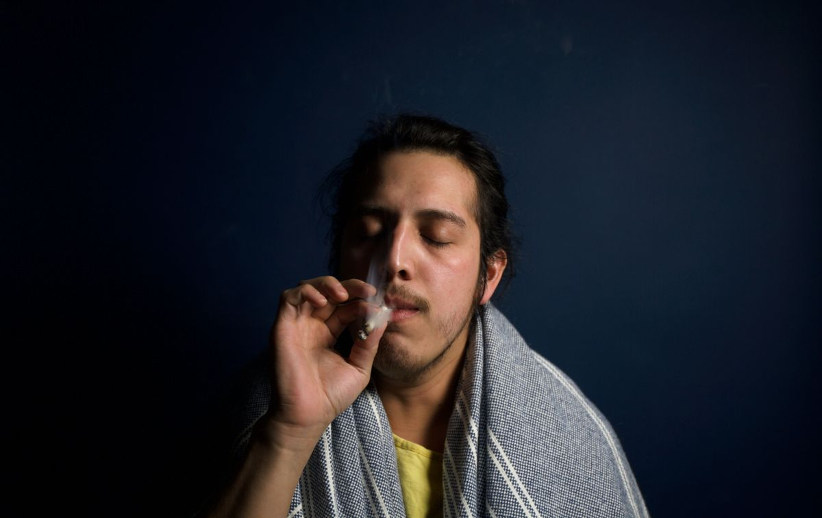 Un joven se fuma un cigarro / PEXELS