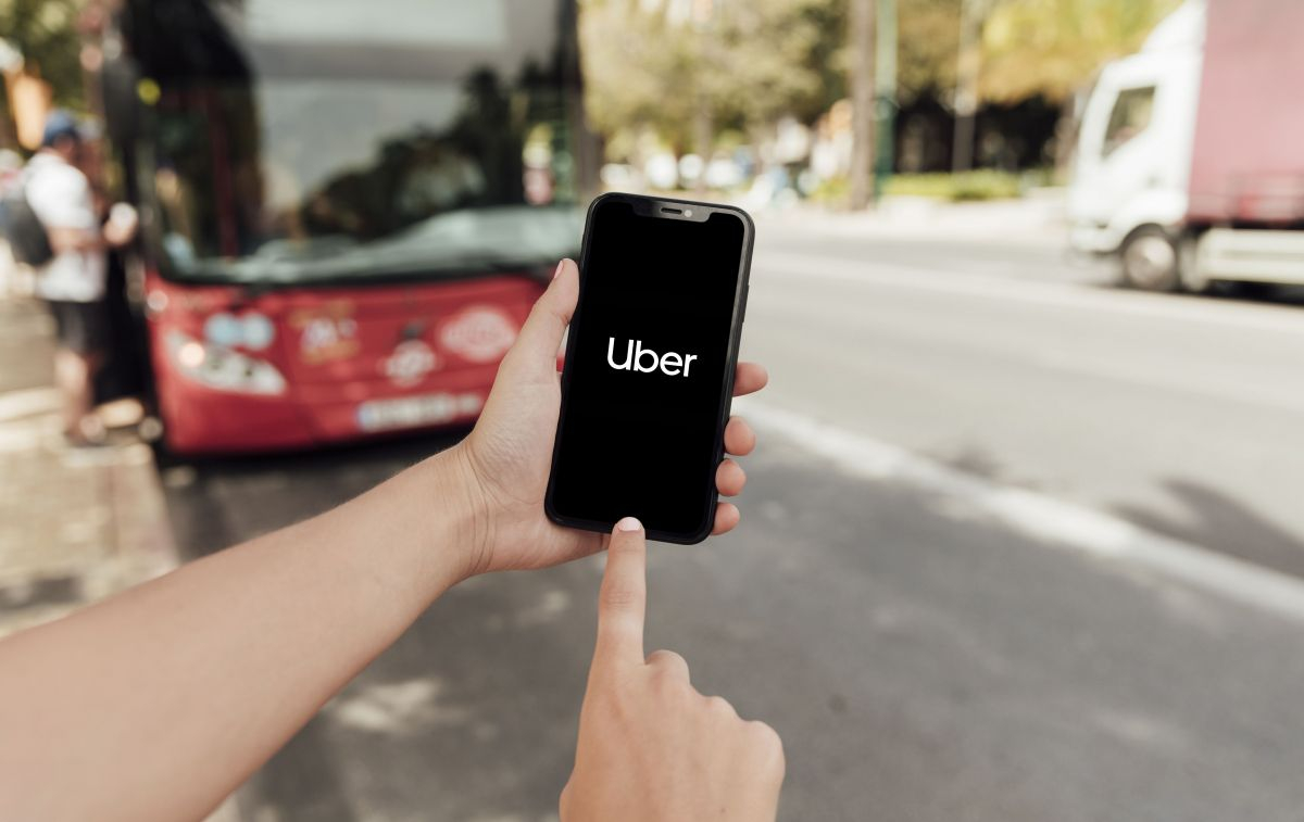 Un usuario pide un Uber desde su smartphone / FREEPIK