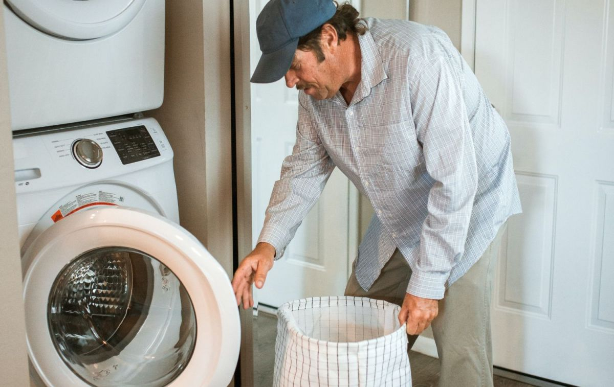 Una persona pone una lavadora, uno de los electrodomésticos donde más se nota la subida de la luz / PEXELS