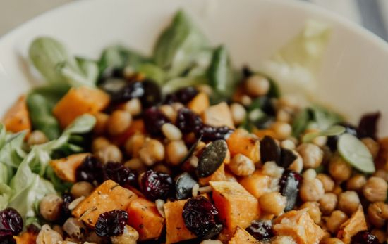 Un plato de garbanzos con verduras asadas / PEXELS