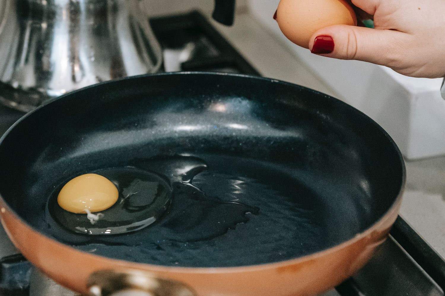 Una persona fríe huevos en una sartén / PEXELS Una persona fríe huevos en una sartén / PEXELS