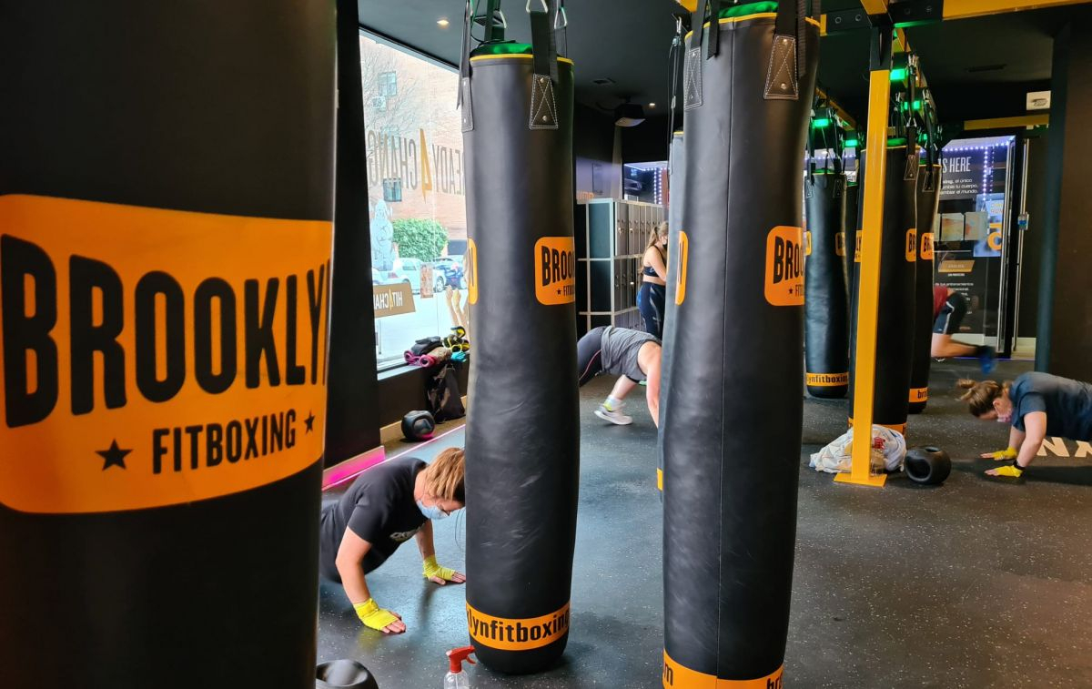 Estiramientos entre rondas en un entrenamiento de Brooklyn Fitboxing / CG