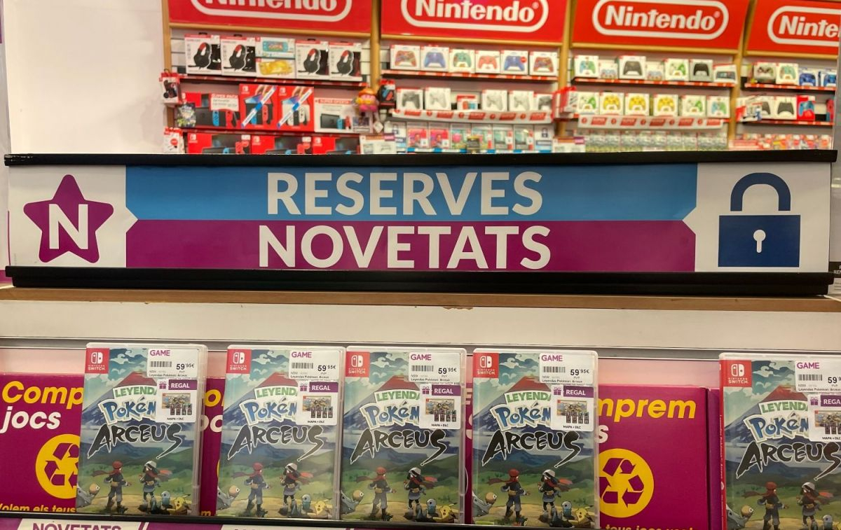 El videojuego Pokémon Arceus en una tienda / CG