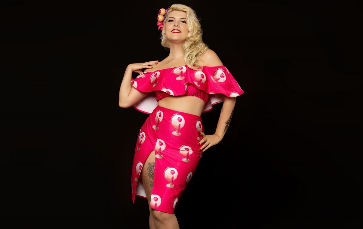 La diseñadora Marina Salazar con un vestido de tetamundi / NOQUEDATINTE