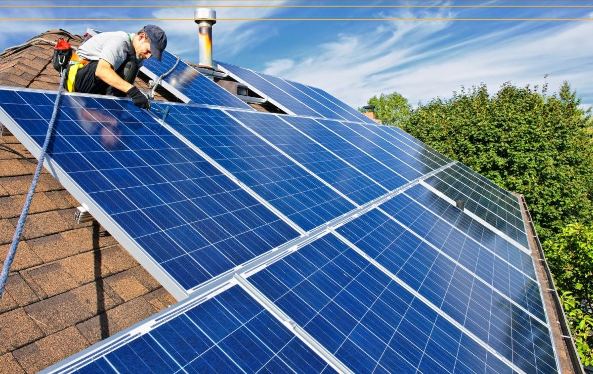 Un albañil instala placas solares en el tejado de una vivienda / FLICKR
