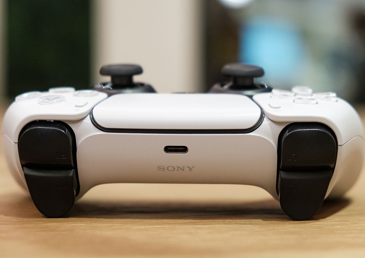 Grande plano dos gatilhos DualSense na edição digital da Sony PlayStation 5 / CG
