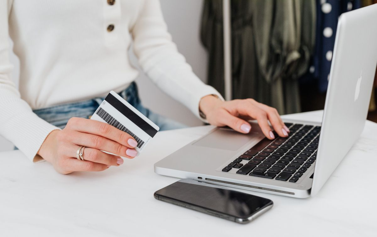 Una usuaria utiliza su tarjeta de crédito para hacer un cambio online en su billete / PEXELS