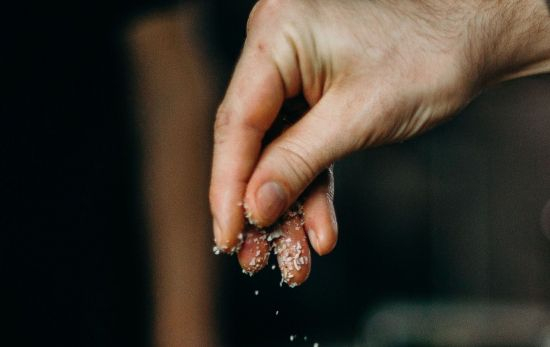 Una mujer añade sal a un plato / PEXELS Una mujer añade sal a un plato / PEXELS