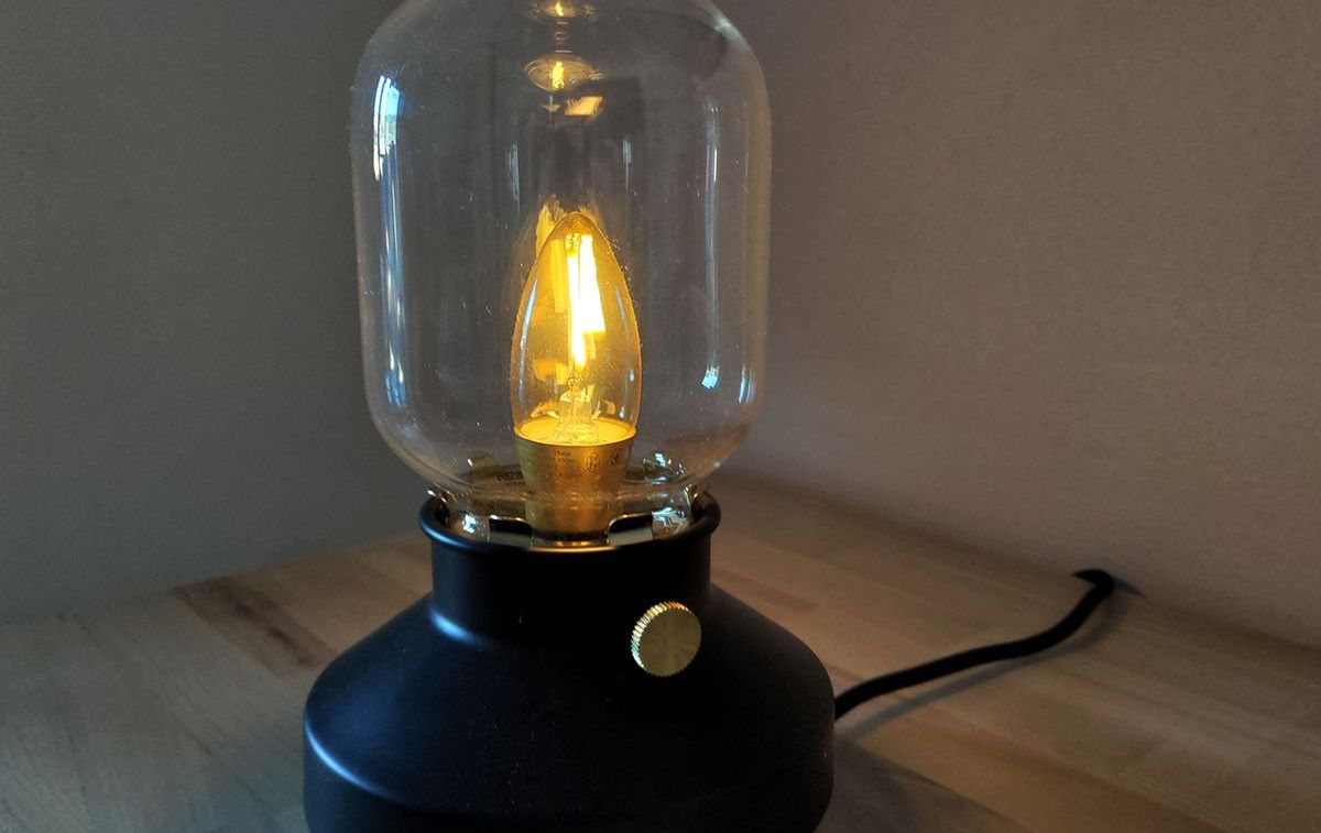 La lámpara de mesa Tärnaby de Ikea encendida con la intensidad al mínimo / CG