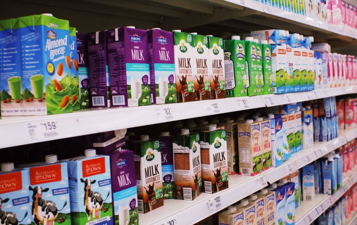 Los estantes de un supermercado llenos de alternativas a la leche de vaca / PEXELS