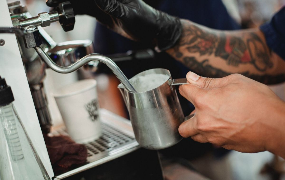 Un camarero rellena una taza de leche y comete un error con el café / PEXELS Un camarero rellena una taza de leche y comete un error con el café / PEXELS