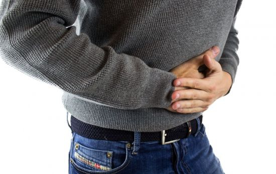 Un hombre con dolor de estómago por culpa del café / PIXABAY Un hombre con dolor de estómago por culpa del café / PIXABAY