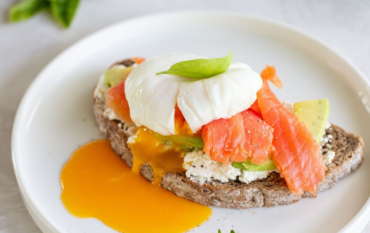 Una tostada con salmón y queso fresco