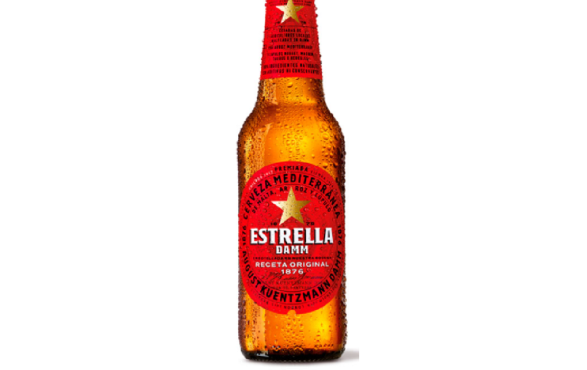 Botellín de la cerveza Estrella Damm que bebe el primer ministro británico Boris Johnson / ESTRELLADAMM.COM