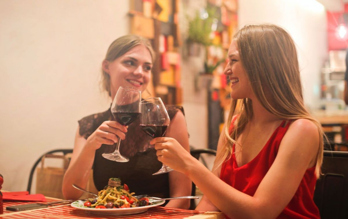 Dos chicas celebran San Valentín con un plan en un restaurante de comida tradicional / PEXELS