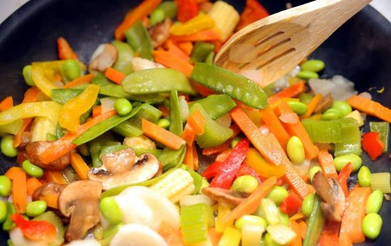 Legumbres en la sartén, un alimento básico para seguir una dieta sana y equilibrada, según el Gobierno / PIXABAY Legumbres en la sartén, un alimento básico para seguir una dieta sana y equilibrada, según el Gobierno / PIXABAY