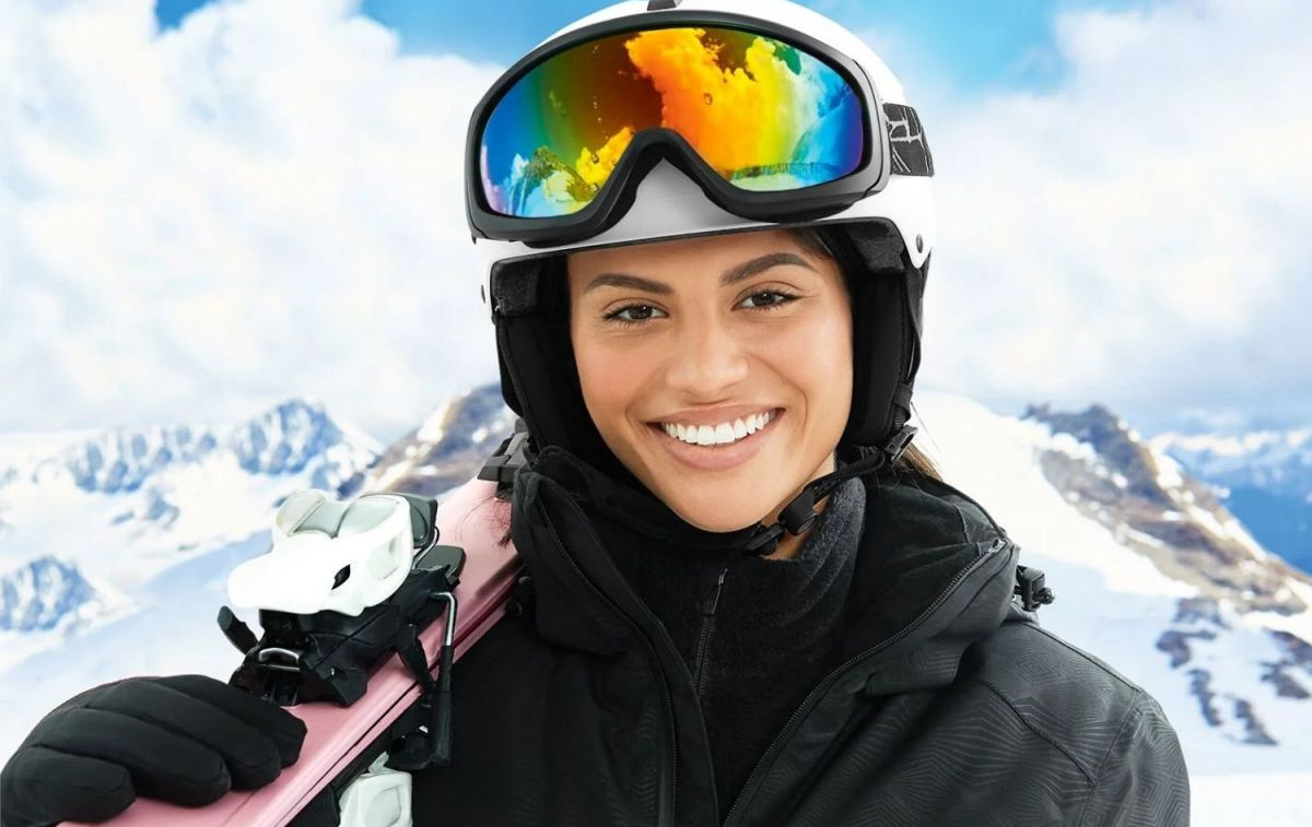 Una chica luce las gafas snowboard de Lidl / LIDL