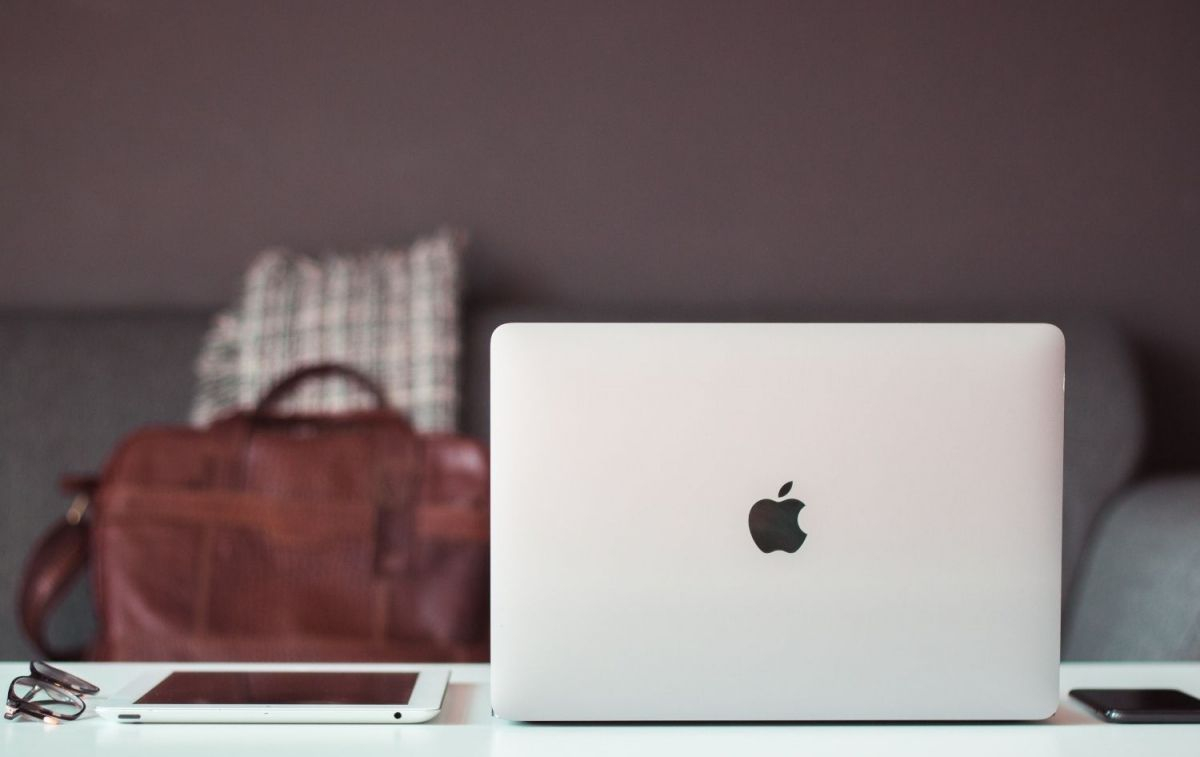 Un MacBook en un escritorio / UNSPLASH