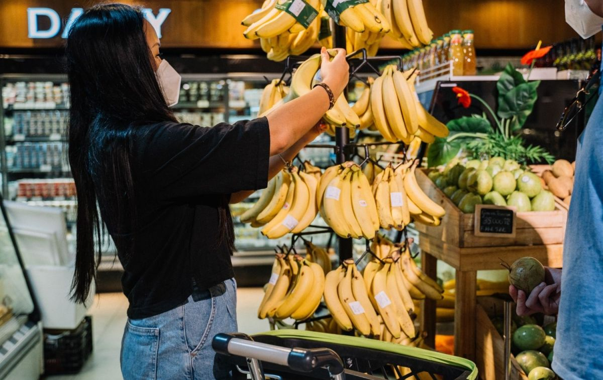 Una mujer compra fruta en un supermercado / PEXELS