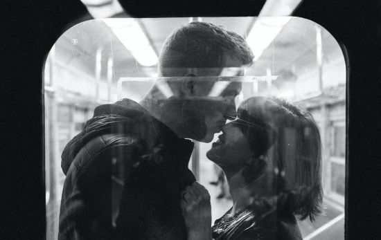 Una pareja se besa en el tren / PEXELS Una pareja se besa en el tren / PEXELS