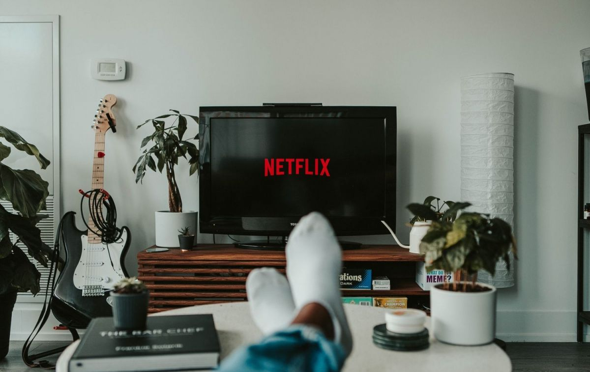 Una persona ve Netflix en su salón / UNSPLASH