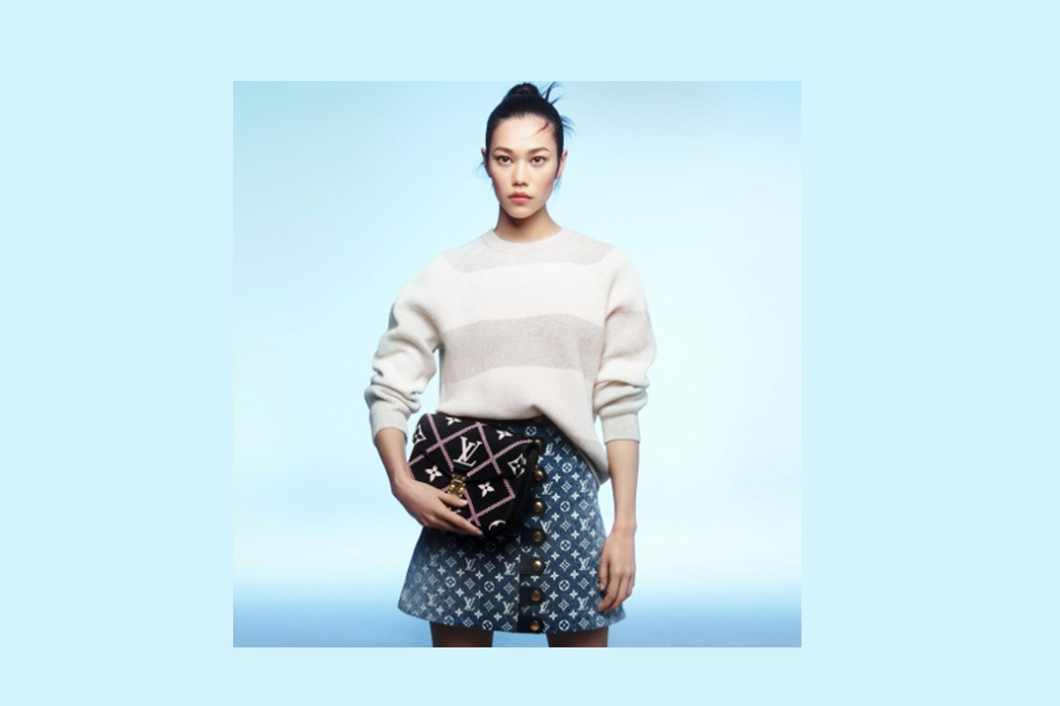 Una modelo asiática con un accesorio de la firma / Louis Vuitton