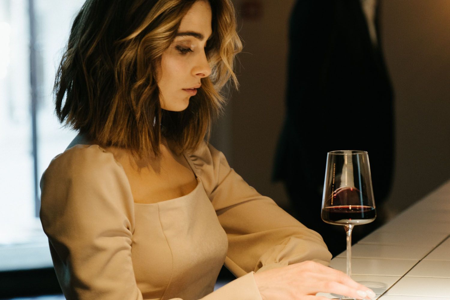  Una mujer analizando por qué no recuerda nunca los nombres de los amigos de su pareja / PEXELS